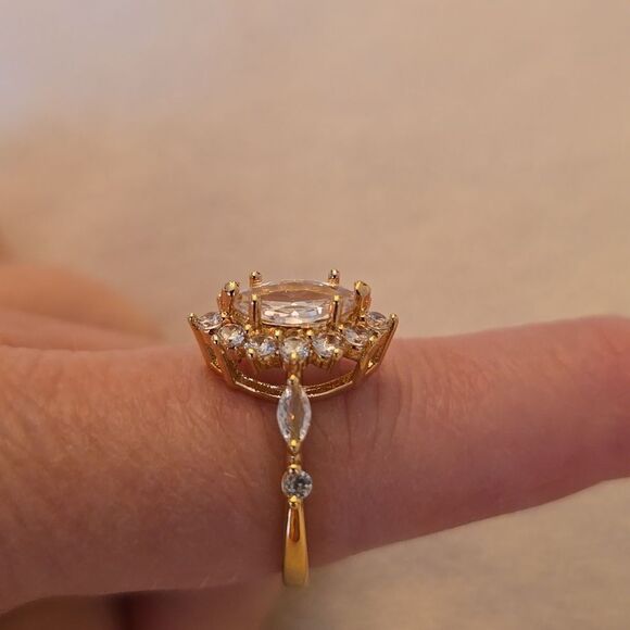 Gold tone size 8 sparkling ring - Picture 8 of 11